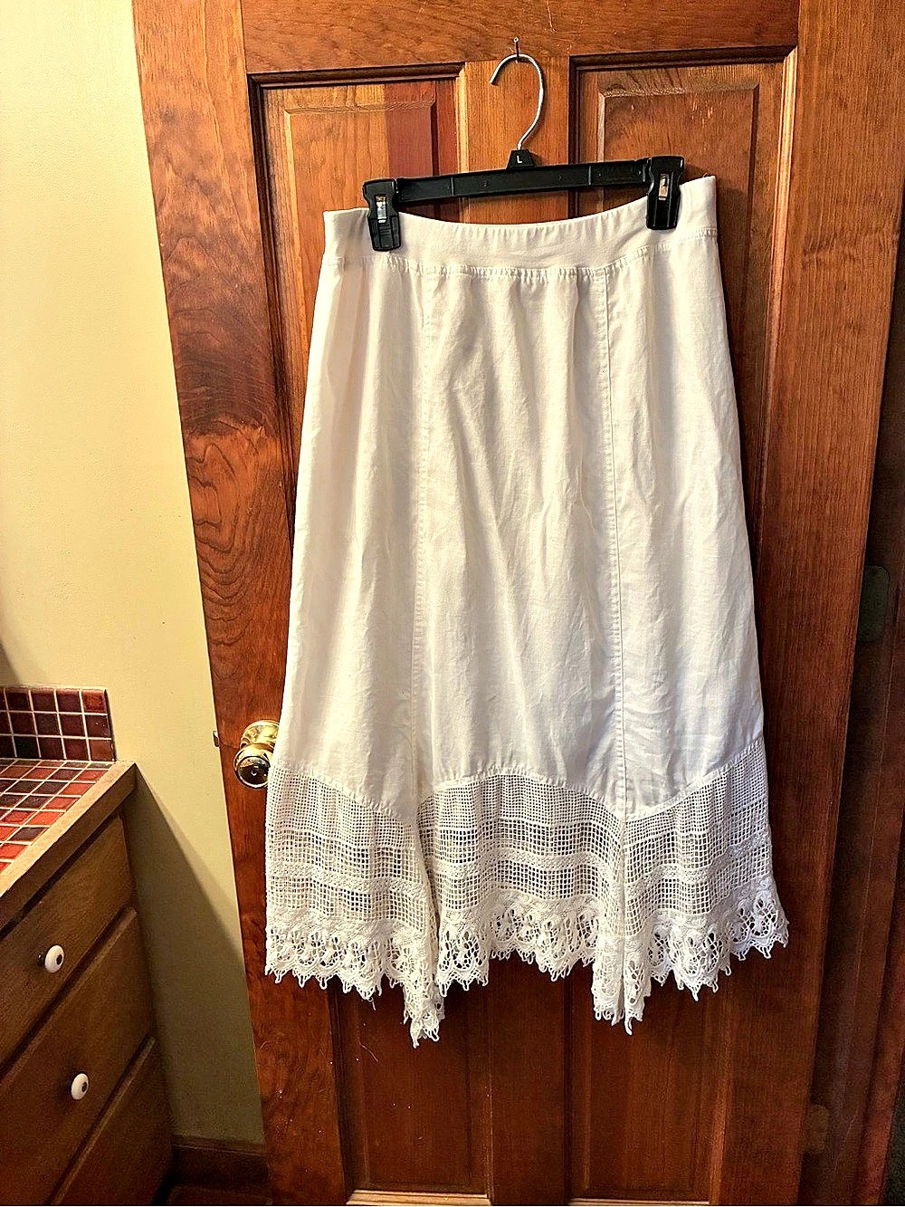 Chico, WHITE Maxi skirt, lace trimmed hem. Pull on elastic waist. ELEGANT!